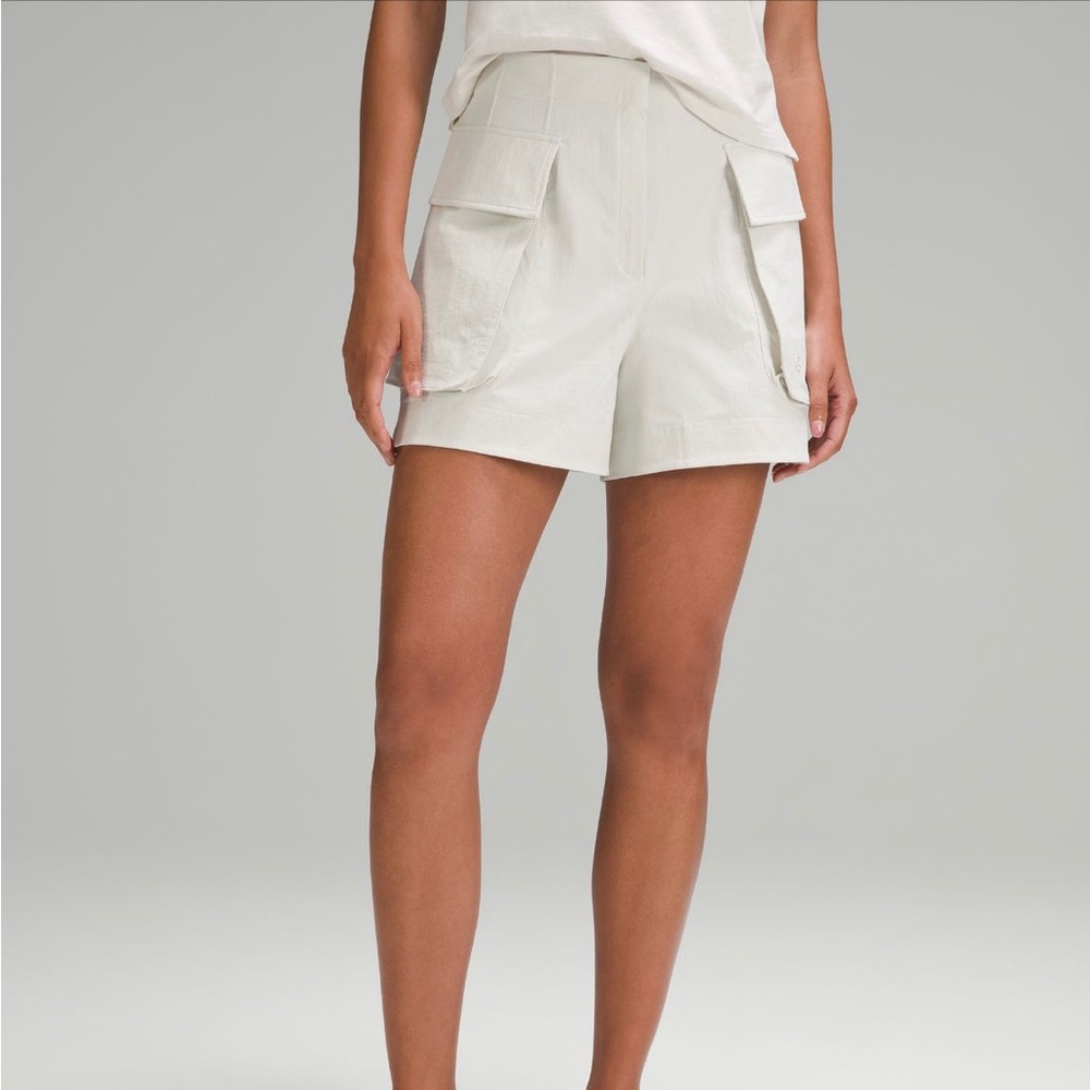 SOLD ….Relaxed-Fit Super-High-Rise Cargo &
Short 4" NWT size 2 bone color